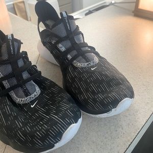 Black & white Nike flex contact sneakers women’s US size 7.5 !